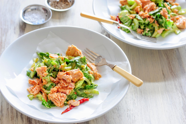 Обои картинки фото еда, салаты,  закуски, рыба, зелень, салат