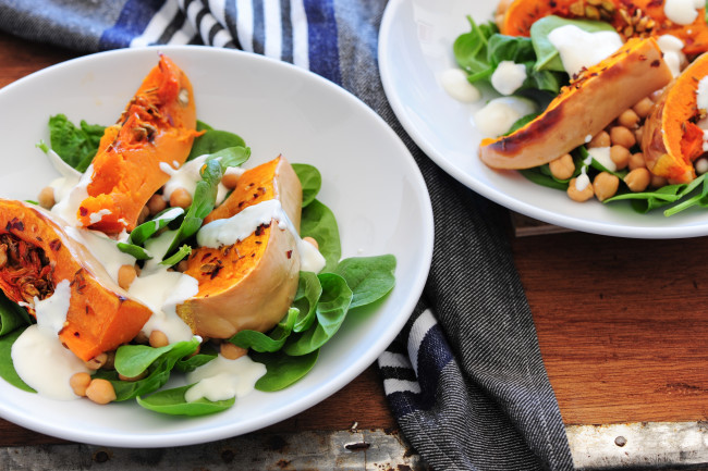 Обои картинки фото еда, салаты,  закуски, сметана, тыква, бобы, зелень, салат