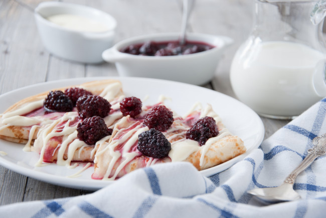 Обои картинки фото еда, блины,  оладьи, соус, ягоды