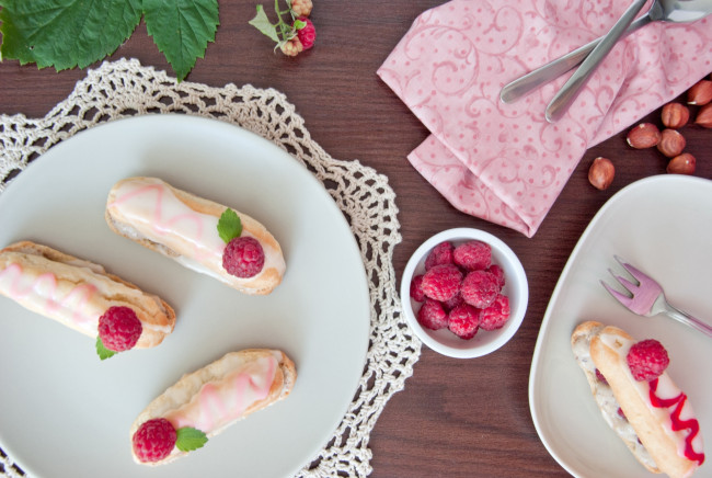 Обои картинки фото еда, пирожные,  кексы,  печенье, малина, эклеры