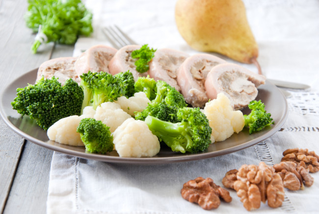 Обои картинки фото еда, вторые блюда, орехи, брокколи, рулет