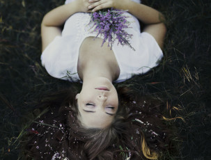 Картинка девушки -unsort+ брюнетки +шатенки букет шатенка девушка трава