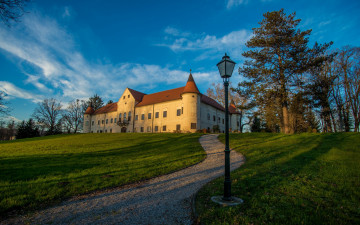 Картинка города -+дворцы +замки +крепости замок фонарь тропинка газон