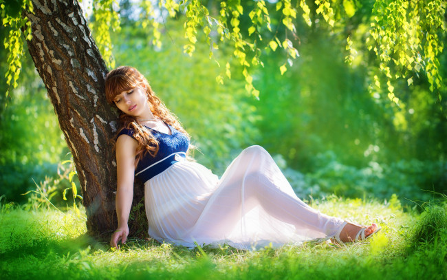 Обои картинки фото девушки, -unsort , брюнетки,  шатенки, ярко, лето, деревья, зелень, девушка, трава, солнечно
