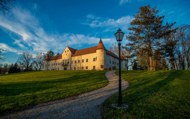 Обои картинки фото города, - дворцы,  замки,  крепости, замок, фонарь, тропинка, газон