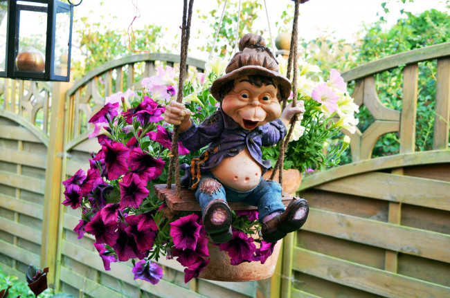 Обои картинки фото цветы, петунии,  калибрахоа, качели, фигурка