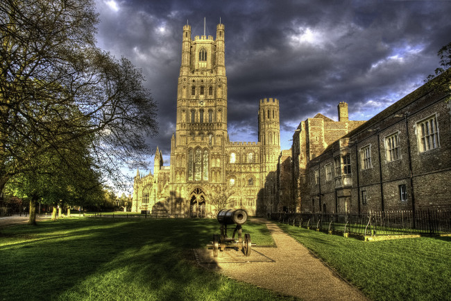 Обои картинки фото ely cathedral, города, - католические соборы,  костелы,  аббатства, пушка, собор, парк