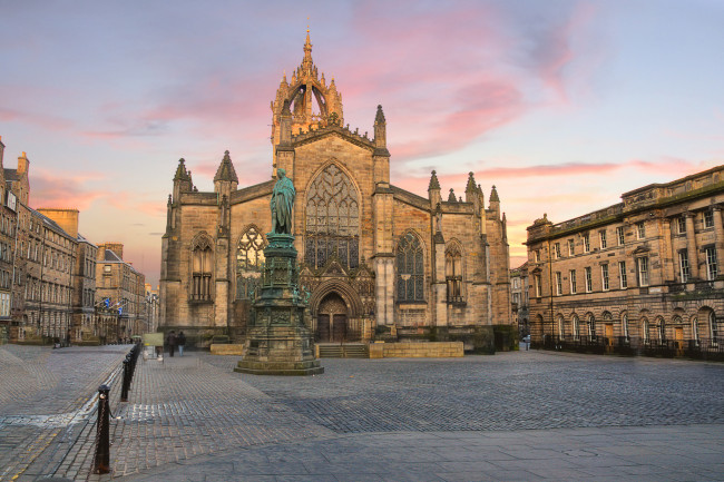 Обои картинки фото st,  giles cathedral, города, эдинбург , шотландия, площадь, храм, статуя