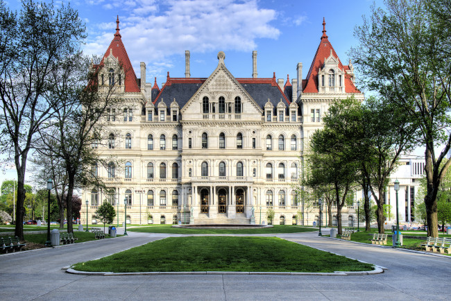 Обои картинки фото города, нью-йорк , сша, небо, деревья, скамья, парк, пейзаж, капитолий, штат, нью-йорк, олбани