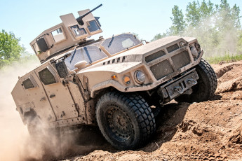 Картинка техника военная+техника пушка джип броневик toyota