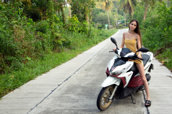 Картинка мотоциклы мото+с+девушкой leona mia