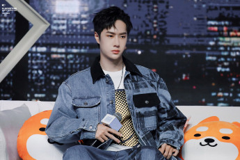 Картинка мужчины wang+yi+bo ван ибо микрофон куртка диван