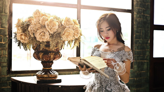 Обои картинки фото девушки, - азиатки, азиатка, букет, книга