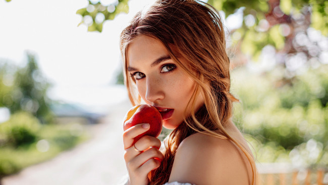 Обои картинки фото девушки, - лица,  портреты, яблоко, взгляд