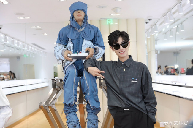 Обои картинки фото мужчины, song ji yang, актер, очки, жест