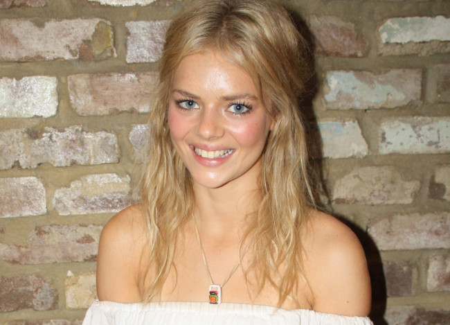 Обои картинки фото девушки, samara weaving, блондинка, лицо, стена