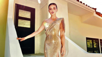 Картинка девушки lucy+hale шатенка платье дом