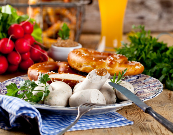 Обои картинки фото еда, колбасные изделия, редис, колбаски, петрушка, сок