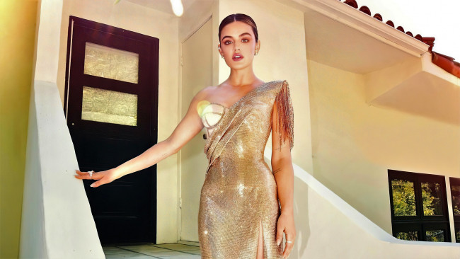 Обои картинки фото девушки, lucy hale, шатенка, платье, дом