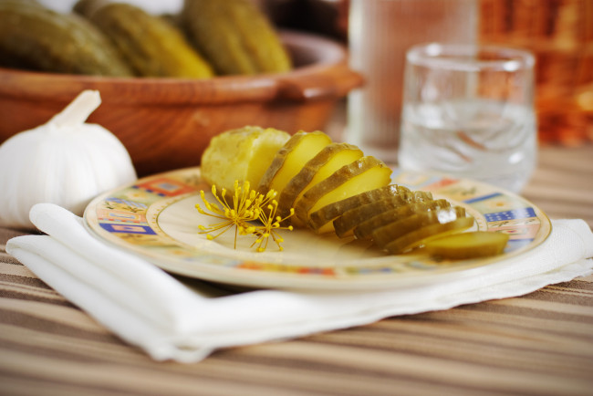 Обои картинки фото еда, огурцы, чеснок, соленые, укроп