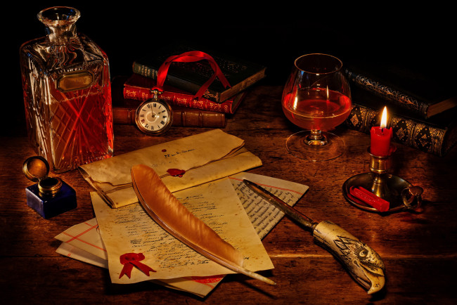 Обои картинки фото еда, напитки, свеча, бокал, бренди, чернильница, перо, книги