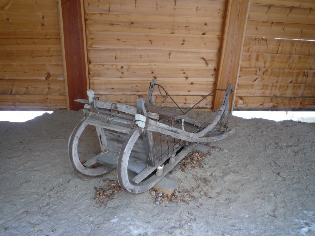 Обои картинки фото музей, деревянного, зодчества, пос, тальцы, разное, рельефы, статуи, музейные, экспонаты