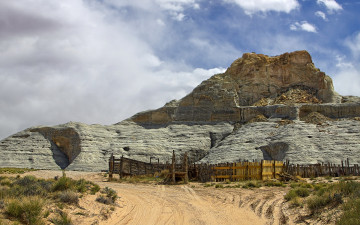 Картинка природа горы небо дорога забор