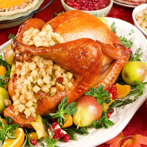 Обои картинки фото еда, вторые, блюда, сухарики, жареная, курица, груши, гарнир