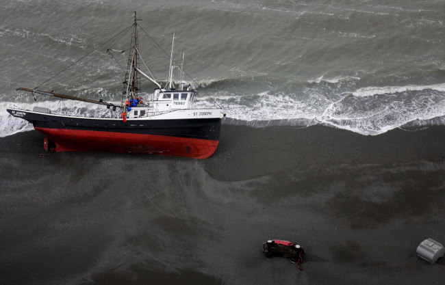 Обои картинки фото корабли, баркасы, буксиры, после, шторма