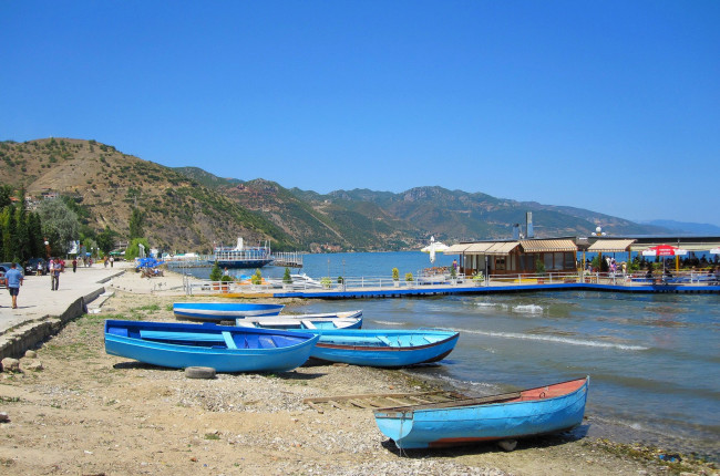 Обои картинки фото корабли, лодки, шлюпки, берег, вода, горы