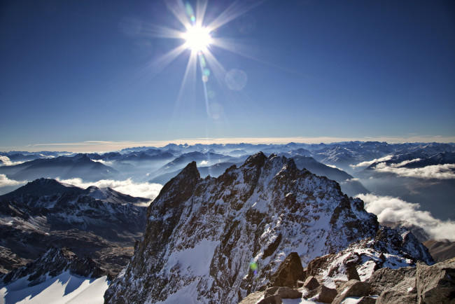 Обои картинки фото природа, горы, лучи, солнце, вершины, снег, небо