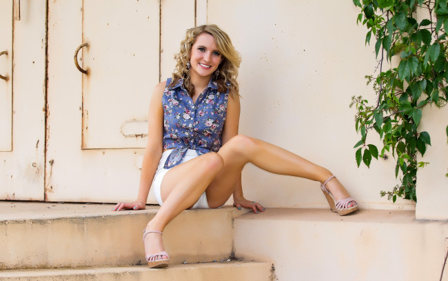 Обои картинки фото -Unsort Блондинки, девушки, unsort, блондинки, двери, ступеньки, туфли