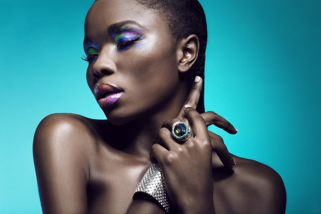 Обои картинки фото девушки, -unsort , темнокожие, макияж, украшения, браслет, кольцо, портрет