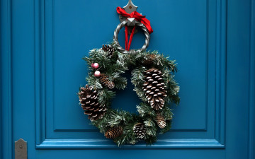 Картинка праздничные украшения венок шишки