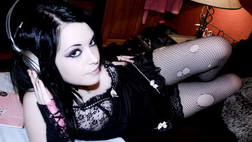 Картинка музыка -другое наушники взгляд девушка