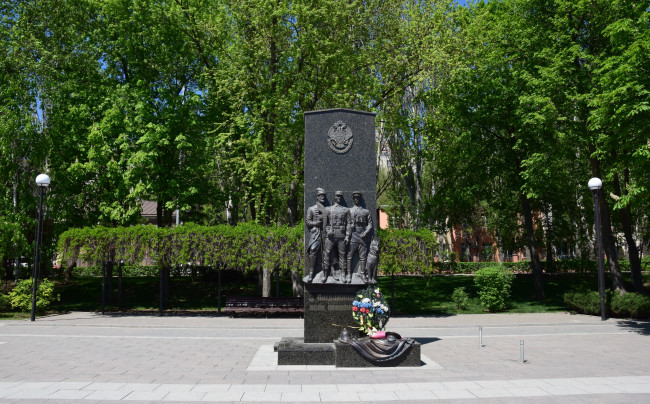 Обои картинки фото ростов на дону, города, - памятники,  скульптуры,  арт-объекты, деревья, венок, фонарь