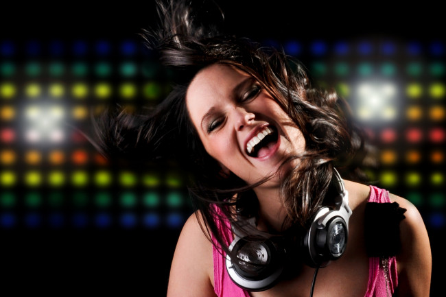 Обои картинки фото музыка, -другое, эмоции, наушники, девушка