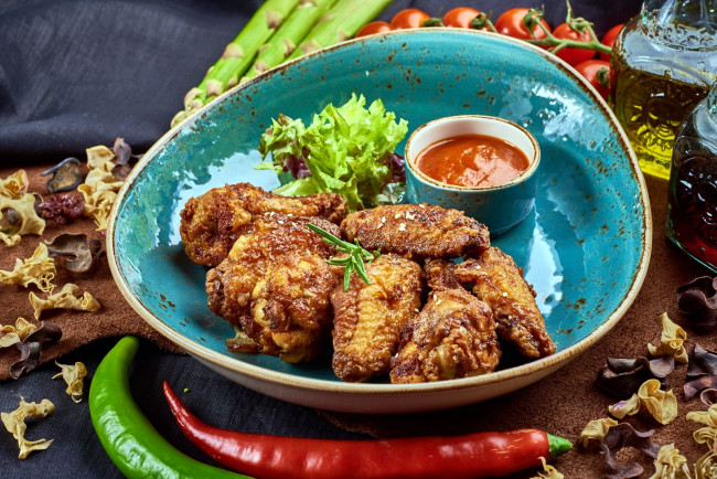 Обои картинки фото еда, мясные блюда, курица, соус, помидоры, томаты