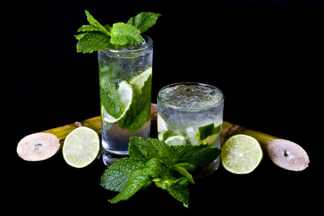 Обои картинки фото еда, напитки,  коктейль, бамбук, стаканы, коктейль, мохито, лайм, лед, мята