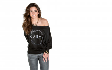 Картинка девушки ryan+newman свитер джинсы украшения улыбка шатенка ryan newman