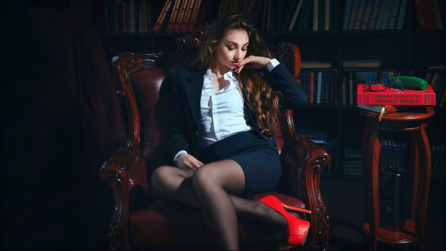 Обои картинки фото девушки, -unsort , брюнетки, темноволосые, темный, фон, кресло, костюм, анастасия, андрийчук