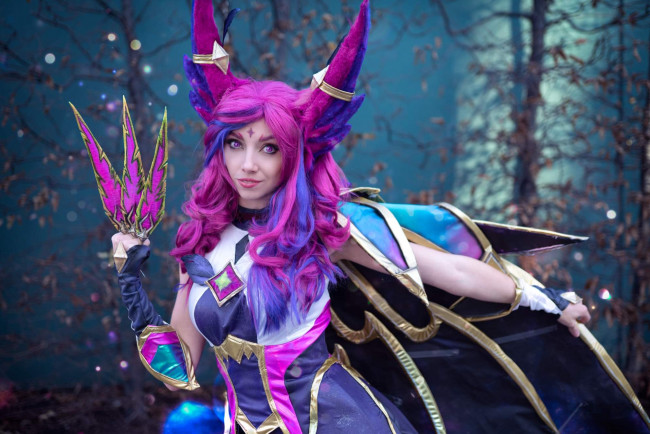 Обои картинки фото девушки, - креатив,  косплей, шая, костюм, плащ, перья, little, jem