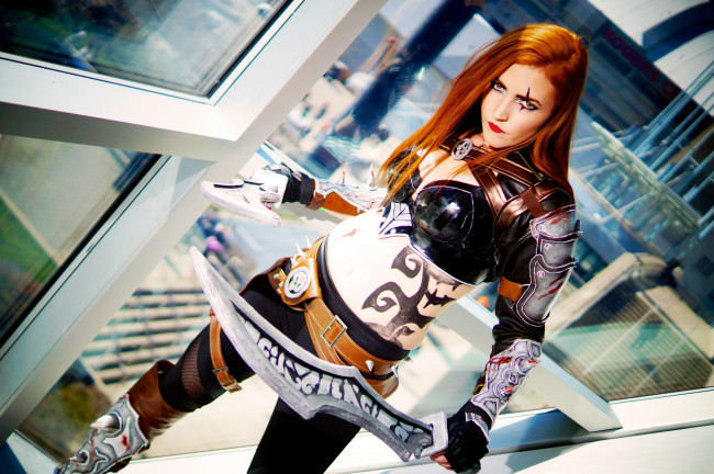 Обои картинки фото девушки, - креатив,  косплей, девушка, фон, взглядж, меч, униформа