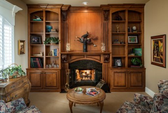 Картинка интерьер гостиная камин комод журнальный столик книги