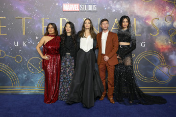 Картинка разное знаменитости eternals вечные salma hayek chloe zhao angelina jolie barry keoghan gemma chan премьера фантастика фэнтези боевик джемма чан cальма хайек анджелина джоли барри кеоган