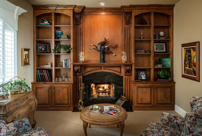 Обои картинки фото интерьер, гостиная, камин, комод, журнальный, столик, книги