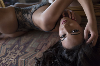 Картинка девушки -+брюнетки +шатенки девушка позирует jack russell