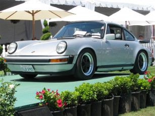 Картинка автомобили выставки уличные фото