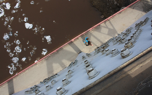 Обои картинки фото почти, упал, разное, люди