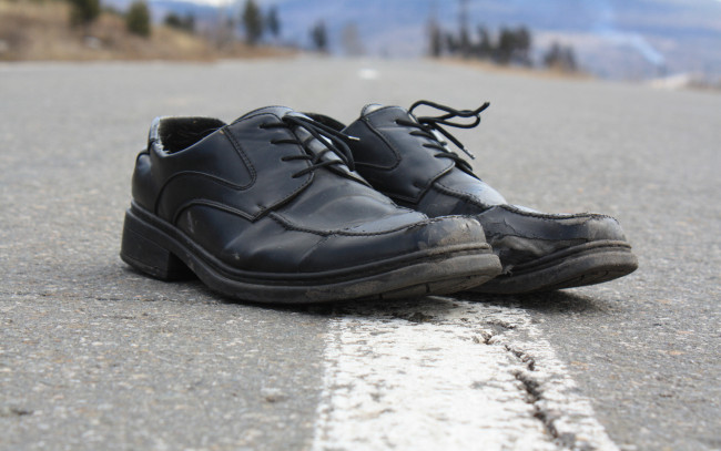 Обои картинки фото убитые, разное, одежда, обувь, текстиль, экипировка, старые, туфли